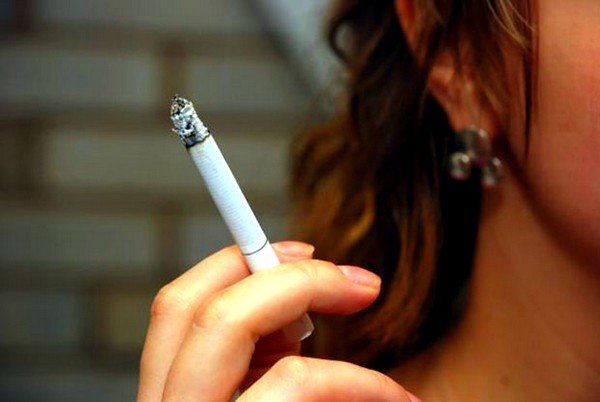 Причиной хронического кашля может стать активное и пассивное курение