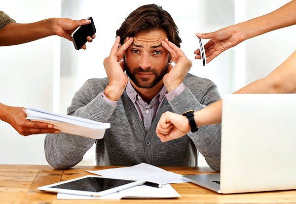 Нервный кашель может возникнуть при наличии проблем на работе или в личной жизни