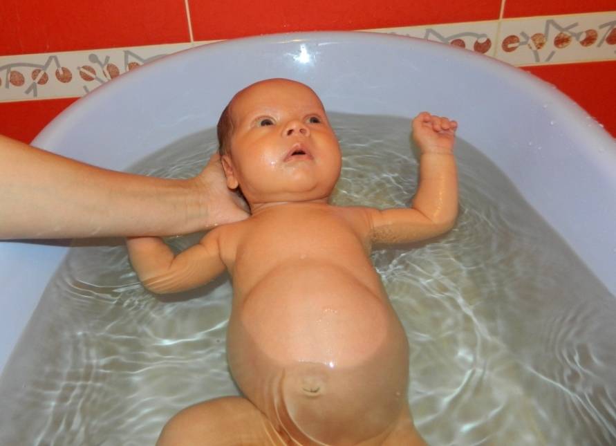 После укола можно купаться. Купание грудничка. Купание малыша в ванночке. Для купания новорожденных. Ванночка для купания новорожденного.