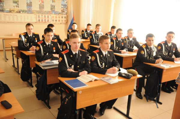 Ученики в военном училище