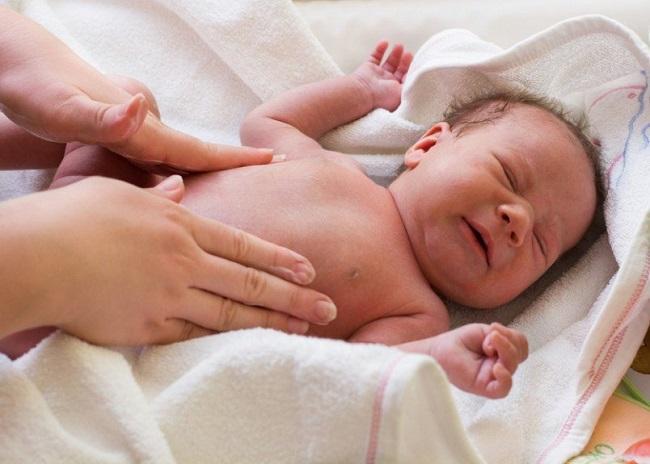 От запора и спазмов кишечника новорожденному помогает массаж животика
