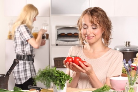 Женщина на кухне: меню для беременных должно состоять из блюд приготовленных на пару и запеченных