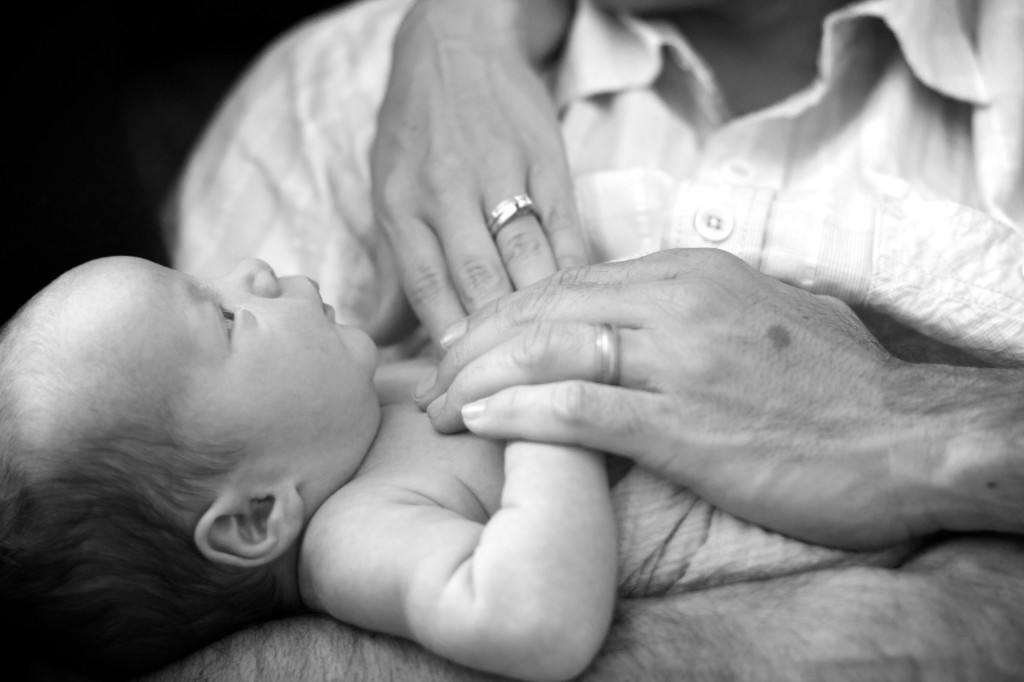 How to play with your newborn baby. Tips from a pediatric occupational therapist and mom. #childdevelopment #babies #babyplay