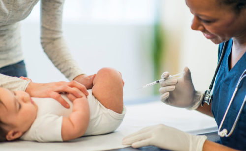 прививка в ногу малышу