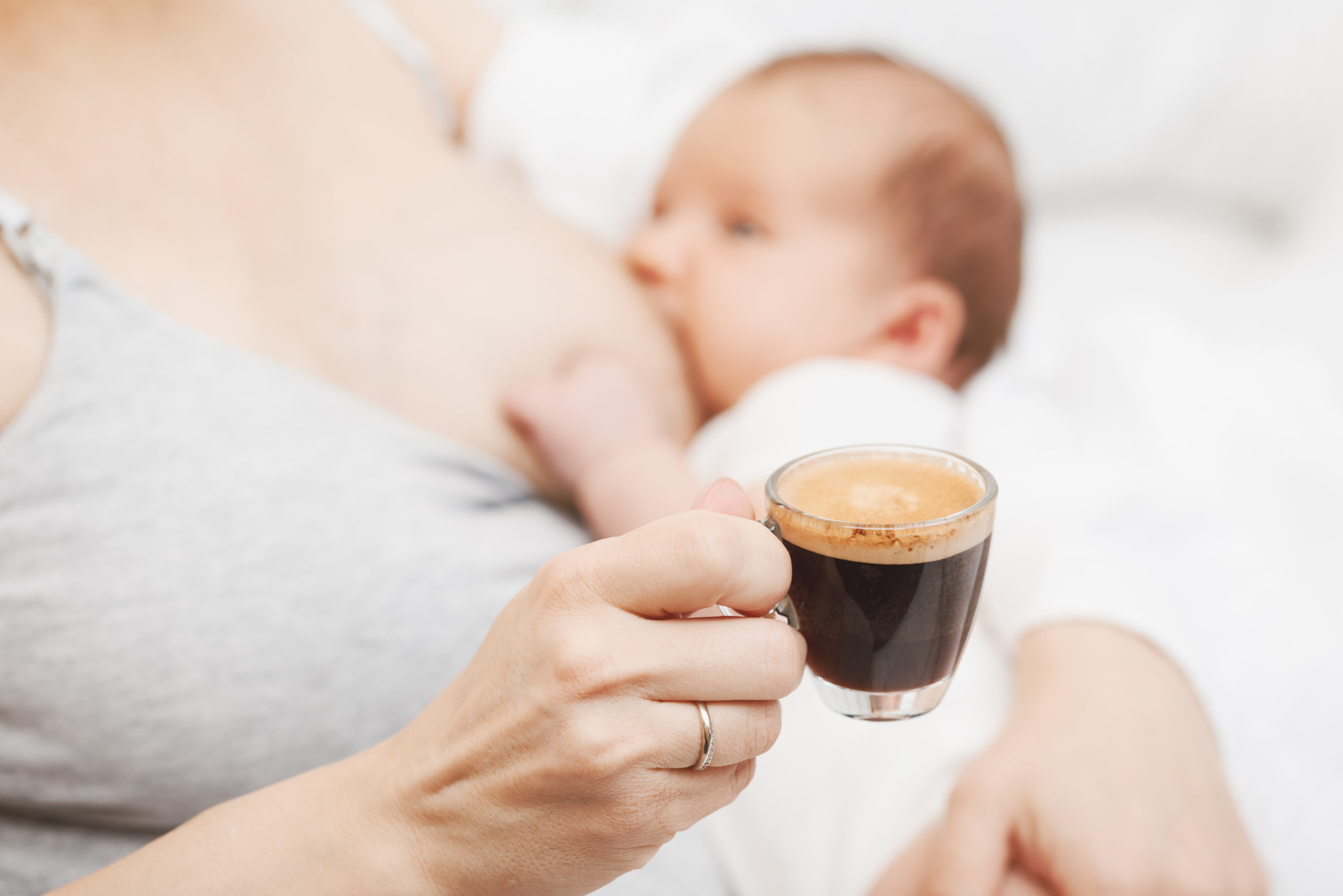 Пить кофе кормящей маме