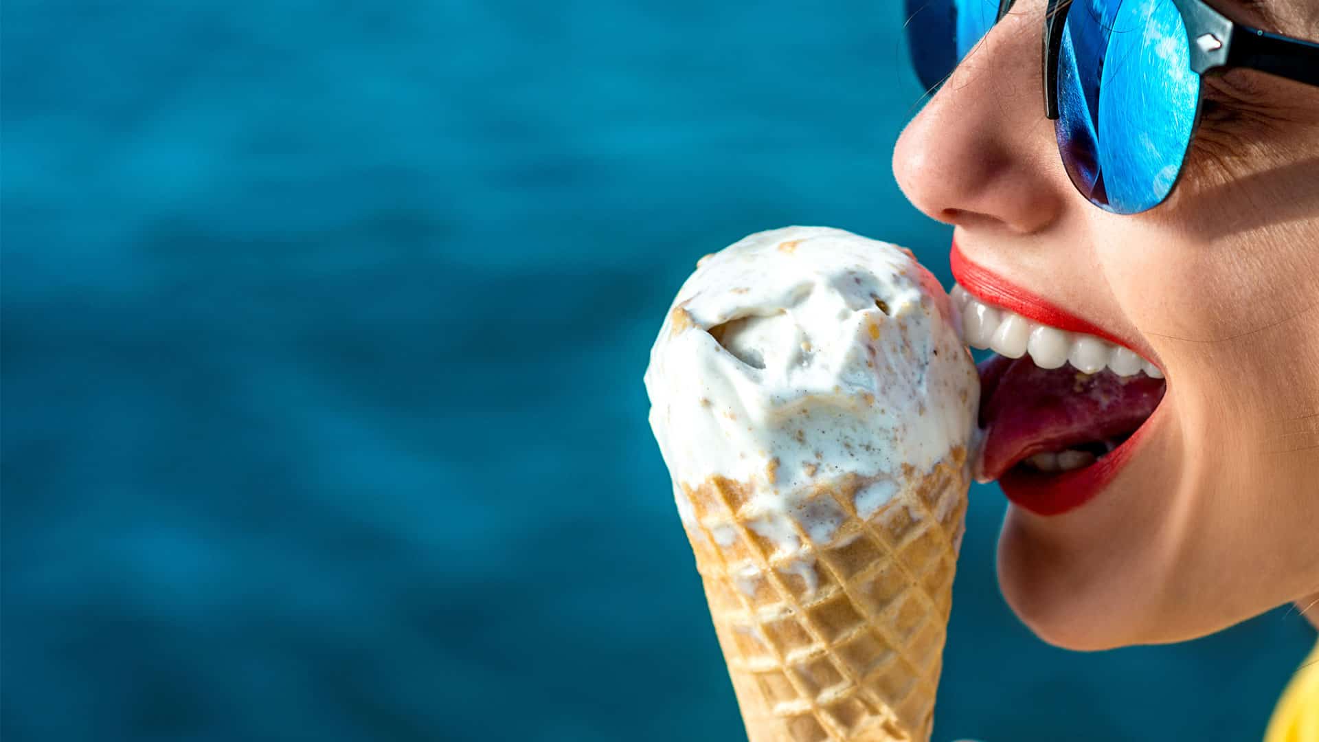 Вкусно ест мороженое. Девушка с мороженым. Ест мороженое. Девочка и мороженое. Мороженое реклама.